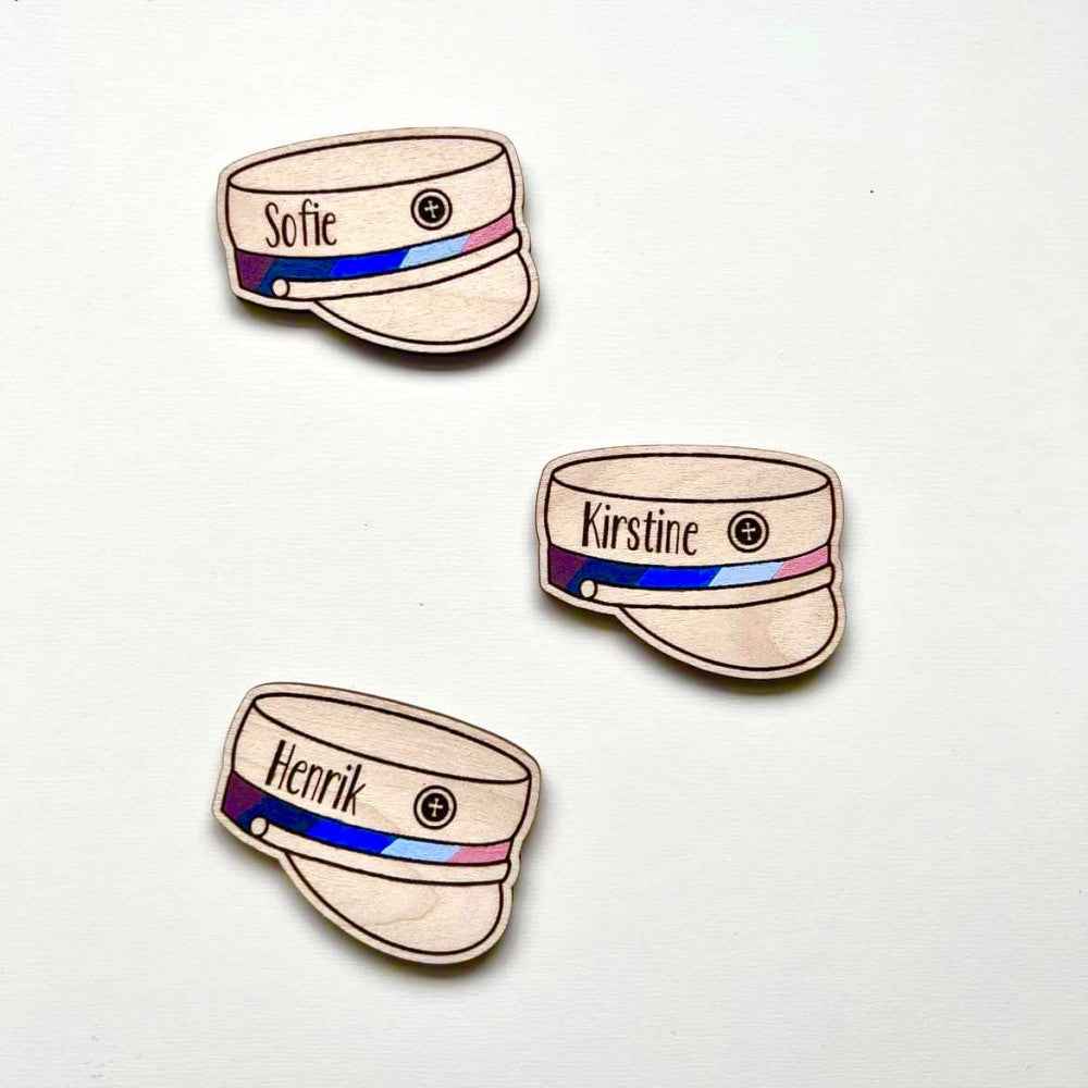 Studenterhue bordkort i træ med navn