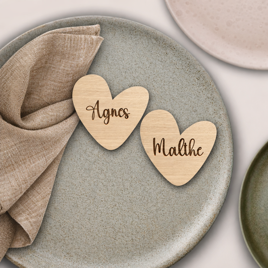 Personlige bordkort i træ – Hjerte med navn - Lille Hasseris