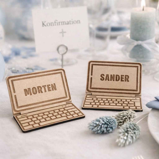 Bordkort i træ – Gamer laptop med navn