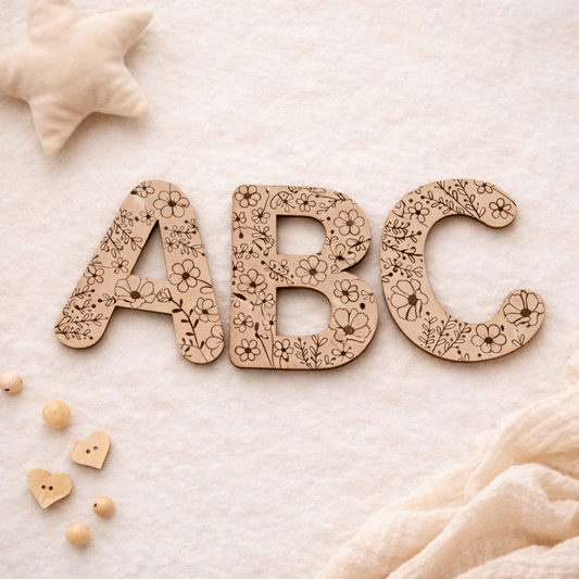 Bland selv bogstaver i træ – vilde blomster - Lille Hasseris