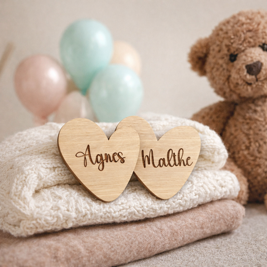 Personlige bordkort i træ – Hjerte med navn - Lille Hasseris