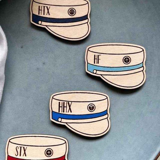 Studenterhue bordkort i træ med navn