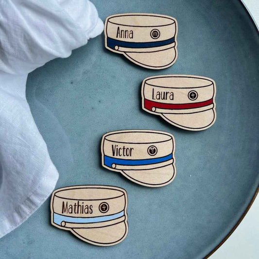 Studenterhue bordkort i træ med navn