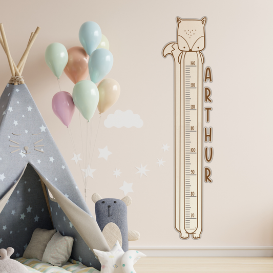 Højdemåler i træ med motiv af ræv og navn i træ