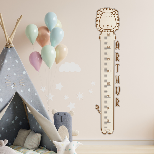 Personlig højdemåler i træ – Løve med navn - Lille Hasseris