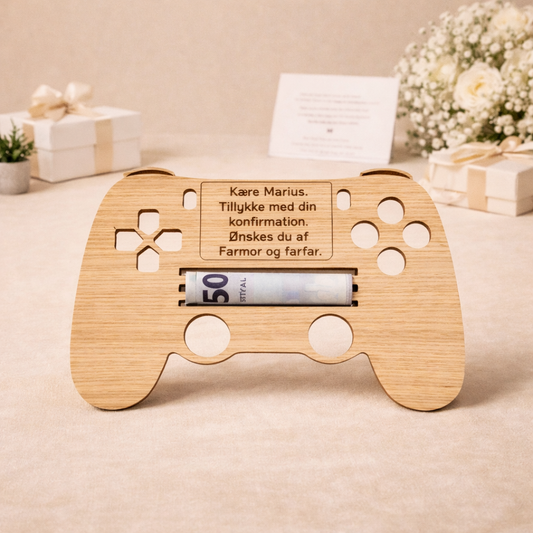 Personlig pengegave i træ til konfirmation  formet som gamer controller med graveret navn og hilsen som gave og kort