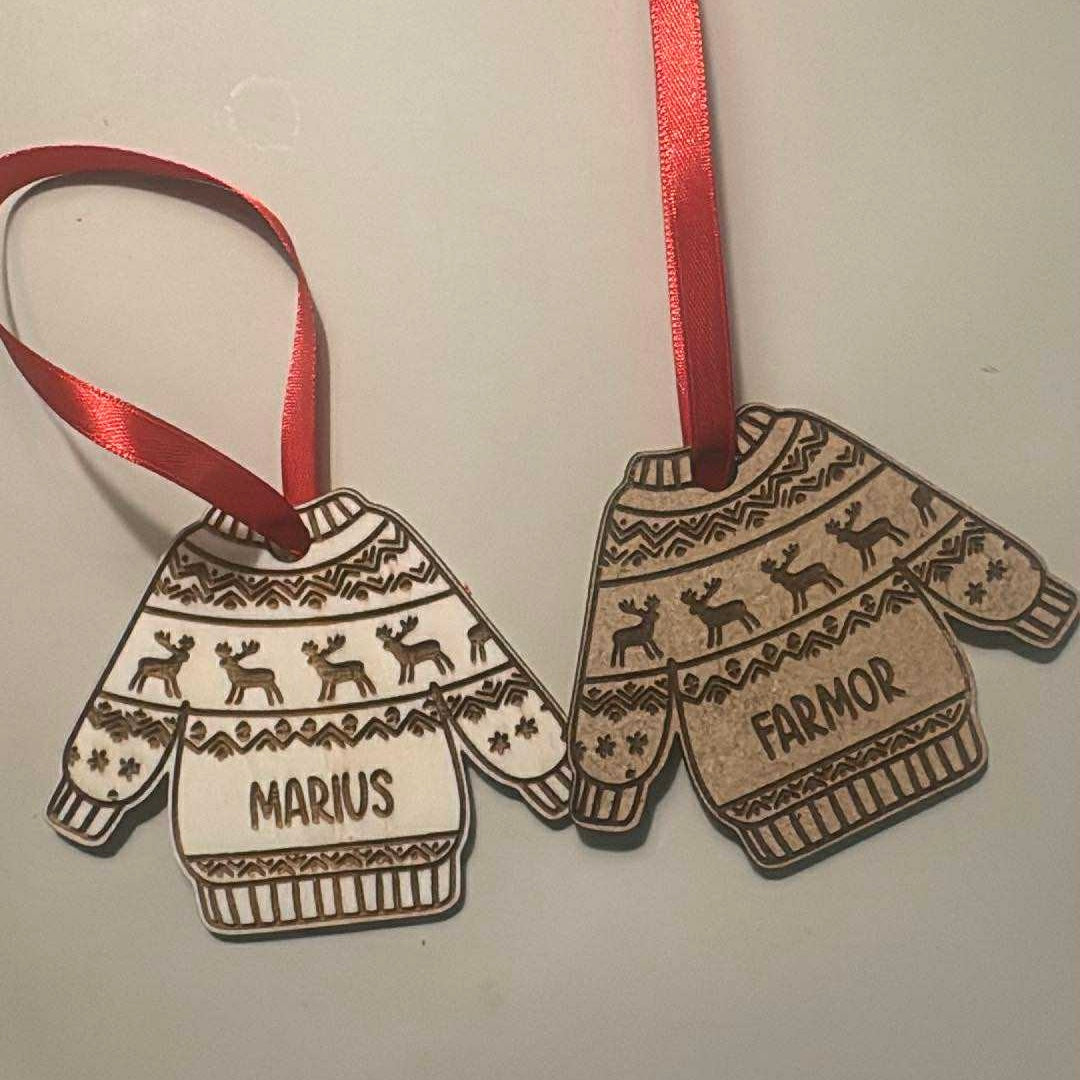 julekugle i træ med personlig tekst