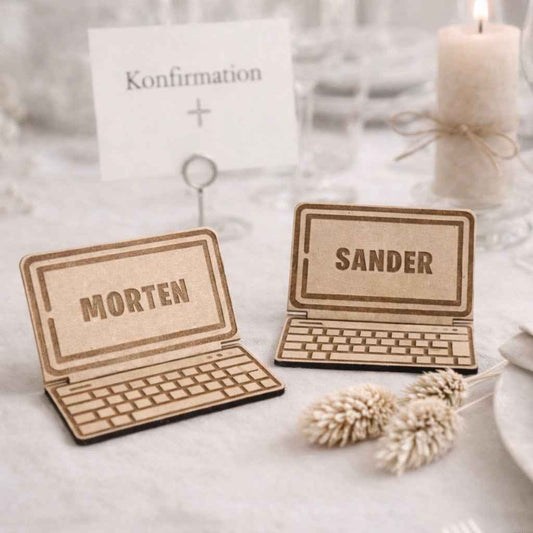 Bordkort i træ – Gamer laptop med navn