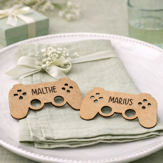 Personlige gamer bordkort i træ med navn til konfirmation