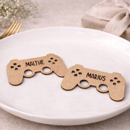 Borddækning med gamer bordkort i træ til børnefødselsdag